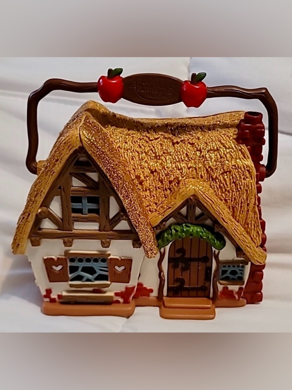 DISNEY - ANIMATOR’S COLLECTION - SNOW WHITE’S MICRO COTTAGE W/ SNOW & 3 DWARFS